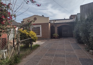 Venta. Casa con cochera y patio. Oportunidad!
